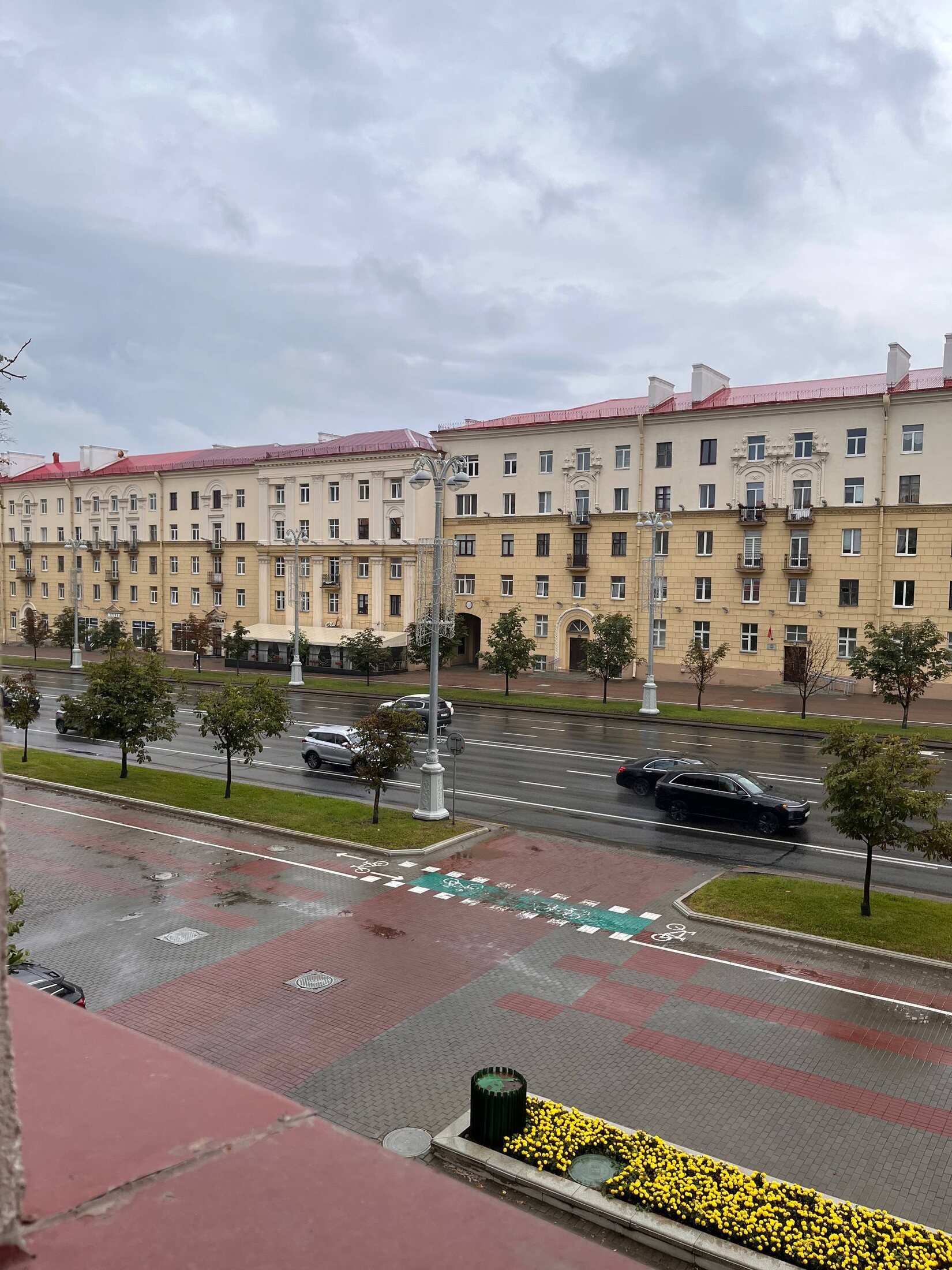 Проспект Независимости из окна комнаты Хата