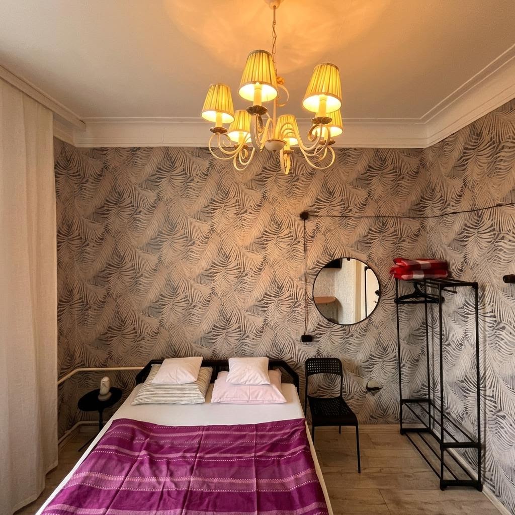 Комната Renaissance с тёплым светом люстры и кроватью в LOFT Hostel