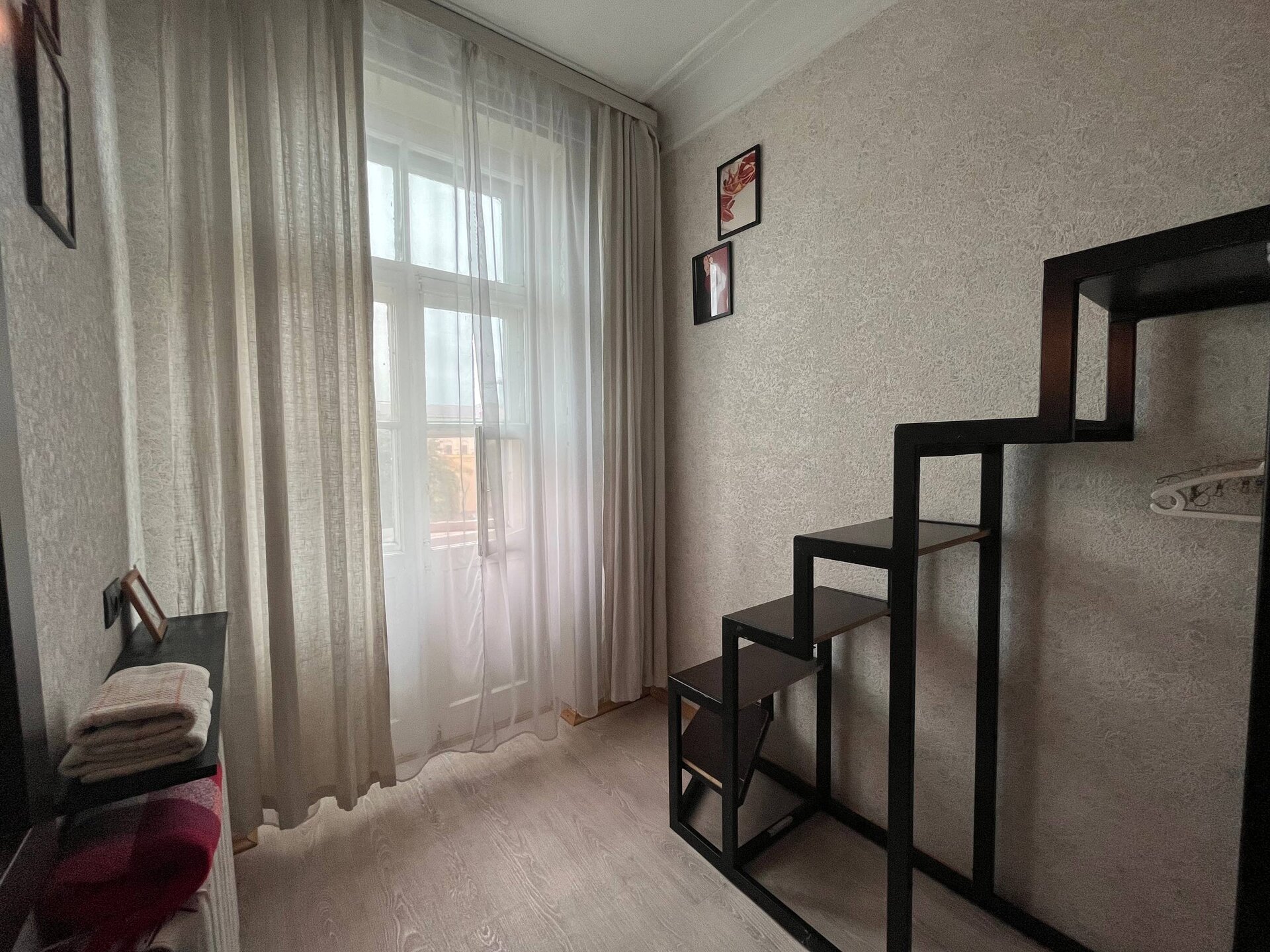 Окно и стеллаж-лестница в комнате ROGE в LOFT Hostel